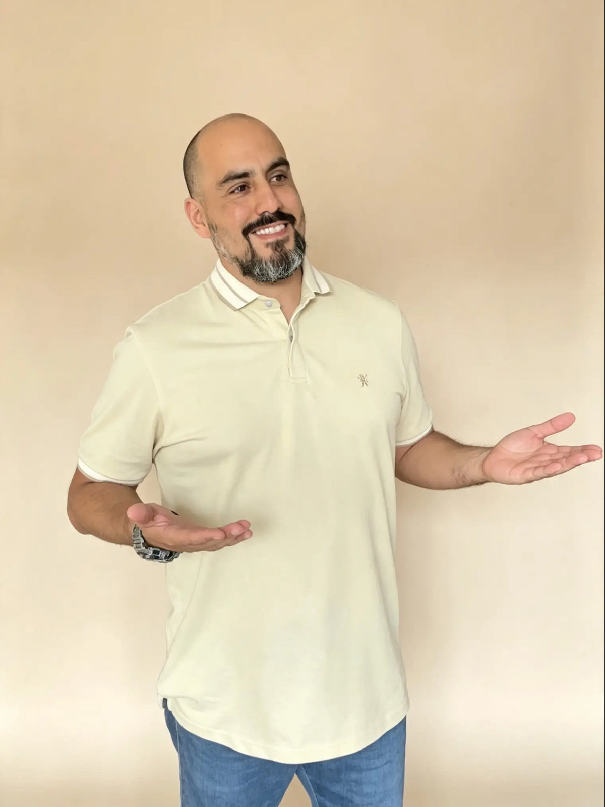 𝗖𝗮𝗺𝗶𝘀𝗲𝘁𝗮 piqué "𝗦𝗼𝗹𝘂𝗺" Beige/Cuello y mangas claras
